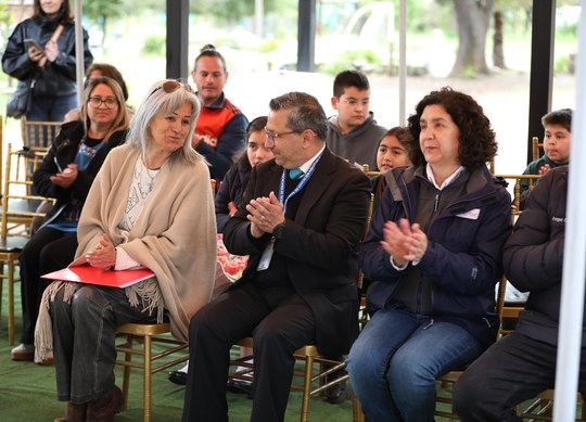 Asistentes a la ceremonia de inauguración de mejoras en la Escuela La Guardia
