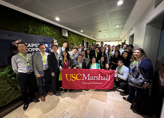 Estudiantes de MBA de universidad estadounidense visitan Colbún para aprender sobre transición energética