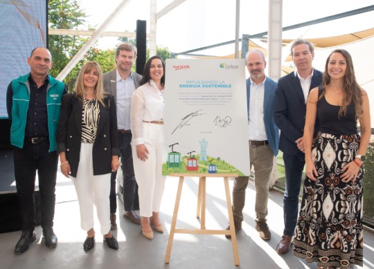 Teleférico Santiago se mueve con energía 100% renovable, tras firma de acuerdo con Colbún